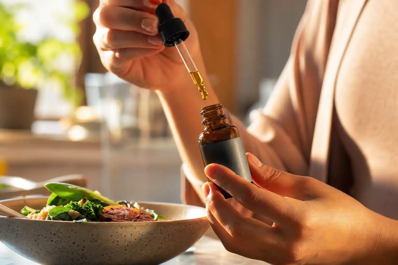 Des mains disposent un objet, autour de klutch huile cbd, dans une cuisine.